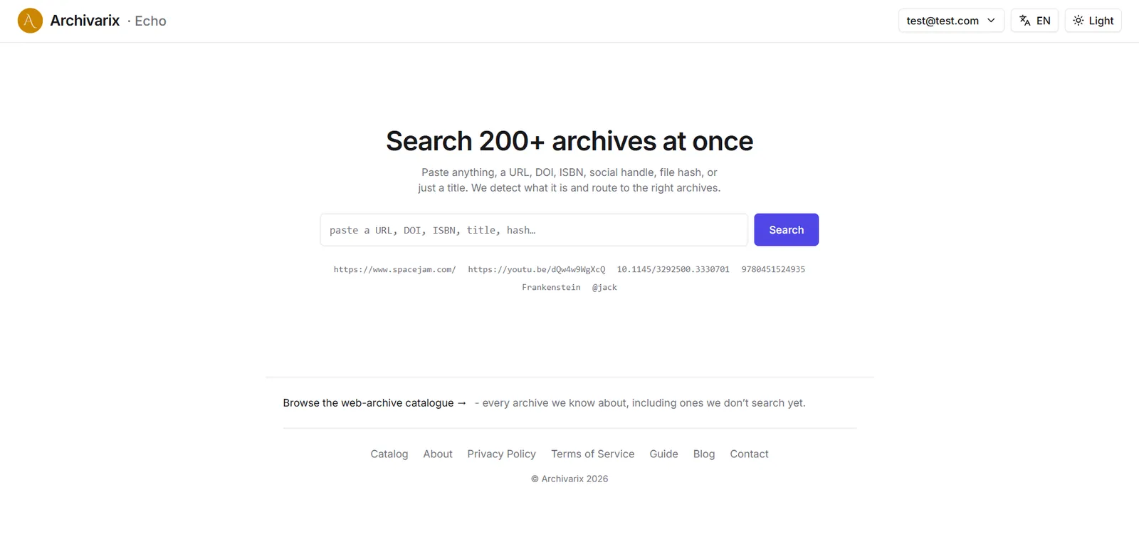 Die Startseite von Archivarix Echo: ein Suchfeld, das eine URL, einen DOI, eine ISBN, ein Social-Media-Handle, einen Datei-Hash oder einen Titel akzeptiert